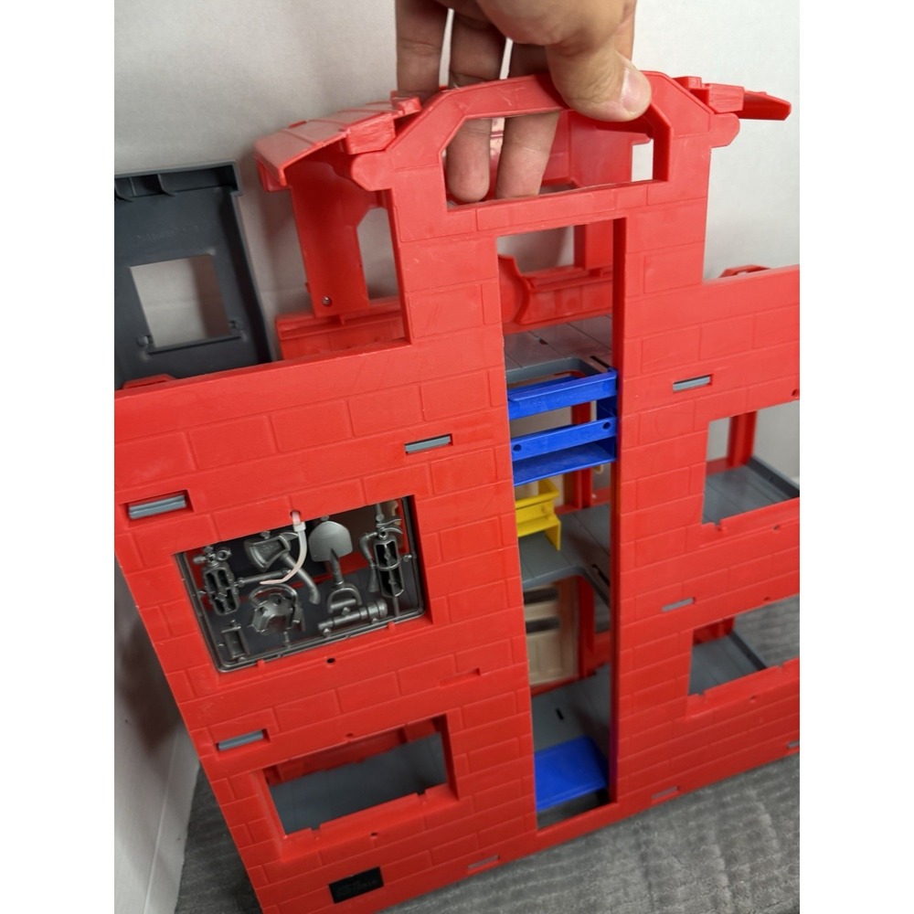 Kid Connection Fire Station Fire Vehicle Playset Lights Up Siren Sound - Picture 2 of 3